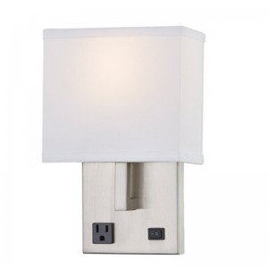 Hotel Hotel Hand Hand Wall z szczotkowanym wykończeniemniklu i pół prostokątnego odcienia tkaniny w hotelu typowy pokój gościowy