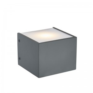 Hotelowa lampka ścienna z pomalowanym płaskim szarym wykończeniem i zintegrowaną diodą LED w hotelu typowy pokój gościnny