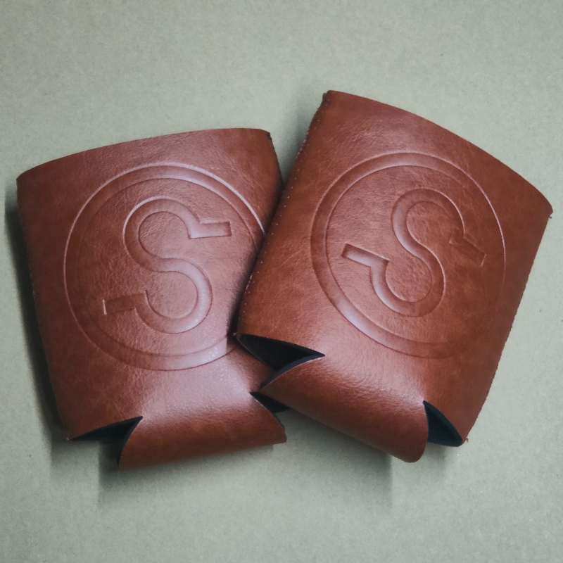 Debossed Logo Neopren Brown PU skóra CAN LOUGER 330 ML PU Piwo Stubby Holder Coozies Koozies