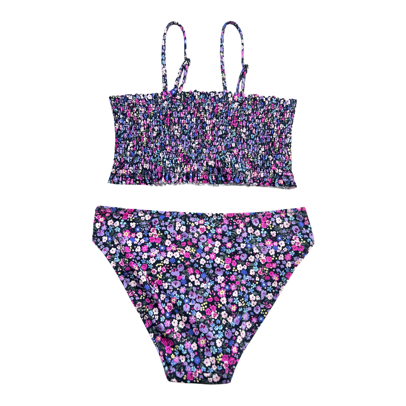 Dwuczęściowy kostium kąpielowy z fioletowym sznurkiem kwiatowym.