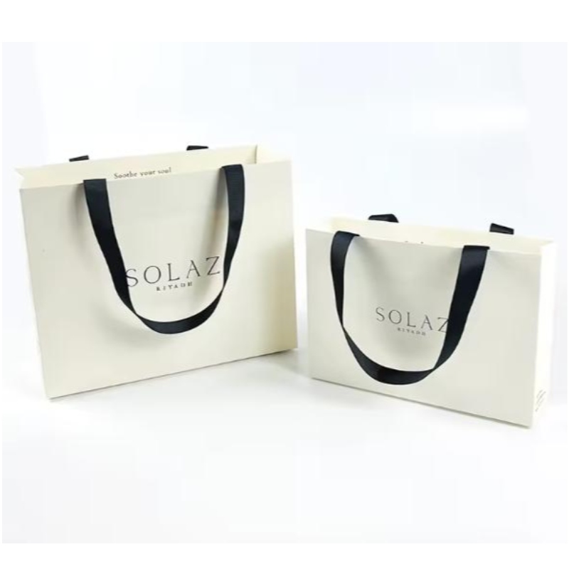 Drukowane papierowe torby kartonowe luksusowe białe papierowe torbana papier z kraft z wstążką do torbyna zakupy z własnym logo
