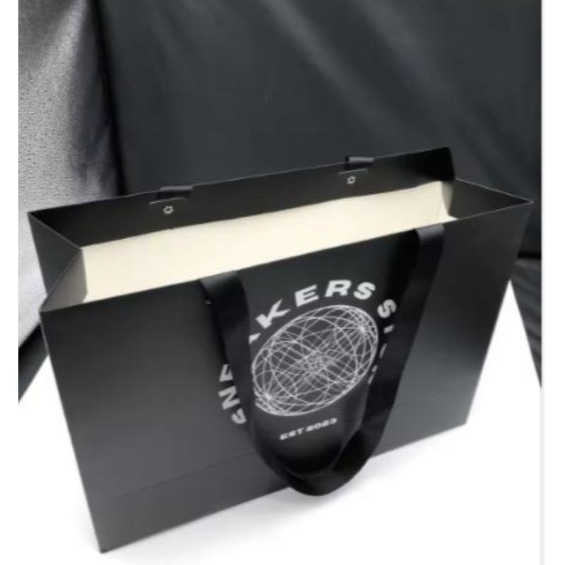 Niestandardowe logo Matt Czarne papierowe odzież Opakowanie Worka Prezentowa torbana zakupy luksusowe papierowe torby z wstążką