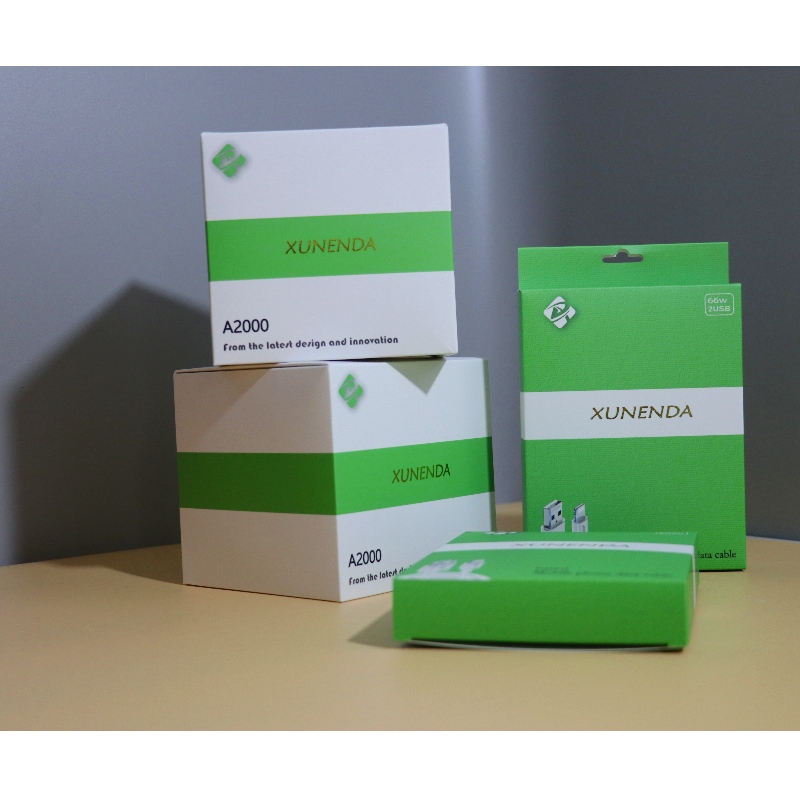 Pudełko z ładowarką i kablem ładującym