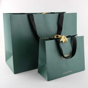 Elegancka torba z wytłaczanego papieru pakowego