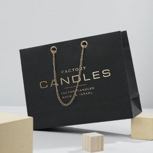 Czarna papierowa torba Luxe z uchwytemna łańcuszek