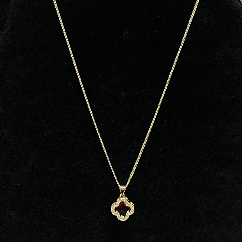 Radiant Ruby Blossom Gold-Naszyjnik z kwiatem z błyszczącymi przezroczystymi akcentami