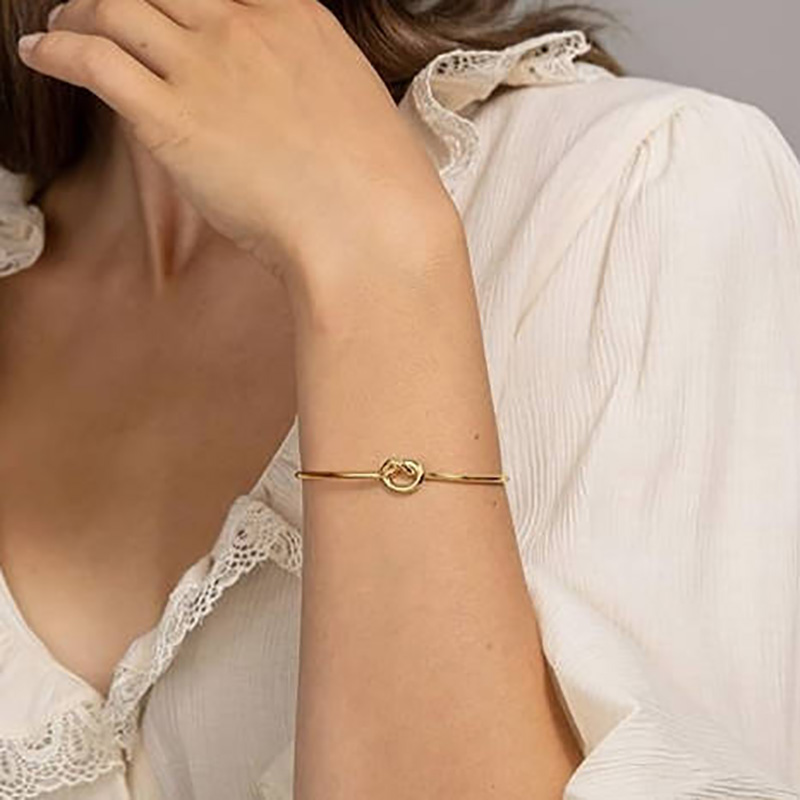 4K Gold Plated Forever Love Knot Infinity Bransletety dla kobiet Regulowana bransoletka z bransoletki dla kobiet eleganckie złoto-Planowana otwarta bransoletka z mankietami z projektem węzłów -nowoczesna minimalistyczna biżuteriana codzienne zużycie i specjalne okazje