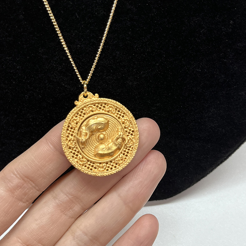 24K Gold-Plane Lucky Three-Wisikant bogactwa ropuchy z skomplikowanym fireigrem i fu charakter dla dobrobytu i fortuny