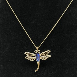 18K Gold-Naszyjnik wiszący Dragonfly zniebieskim fasetowym kryształowym ciałem, czarnym szlachetnym oczami i Filigree Wing Detale dla eleganckiejnatury-Inspirowana biżuteria